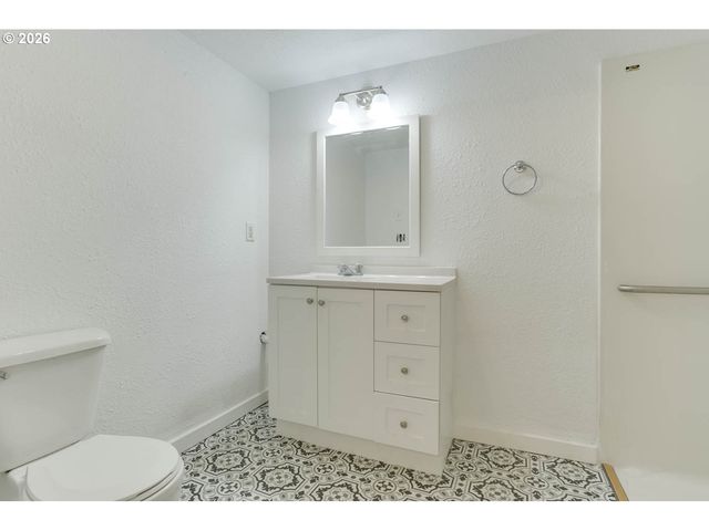 9837 Ne IRVING St 301, Portland, OR 97220