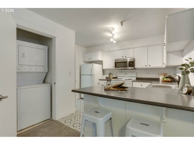 9837 Ne IRVING St 301, Portland, OR 97220