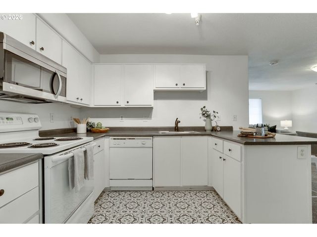 9837 Ne IRVING St 301, Portland, OR 97220