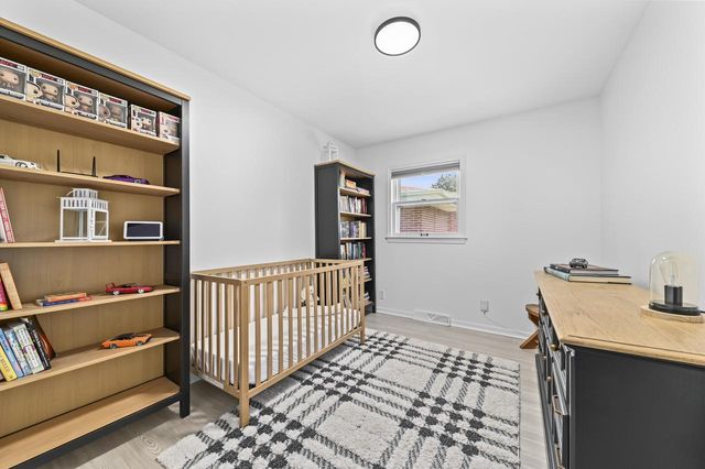 8621 W Grantosa DRIVE, Milwaukee, WI 53225