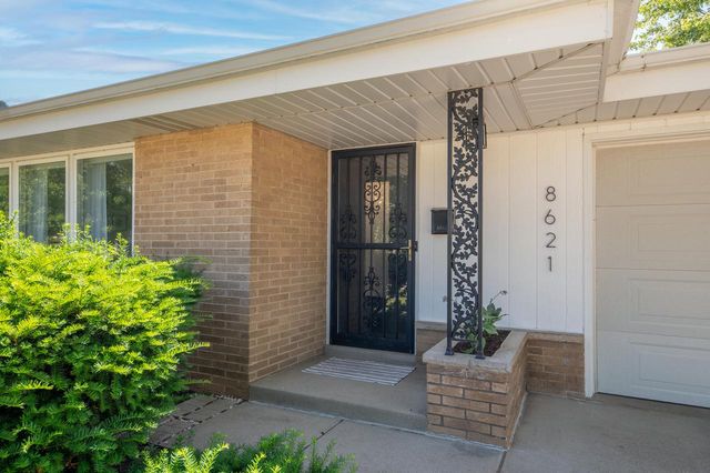 8621 W Grantosa DRIVE, Milwaukee, WI 53225