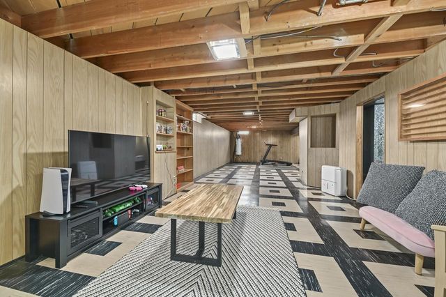 8621 W Grantosa DRIVE, Milwaukee, WI 53225