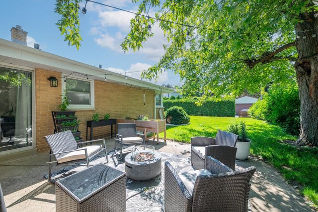 8621 W Grantosa DRIVE, Milwaukee, WI 53225