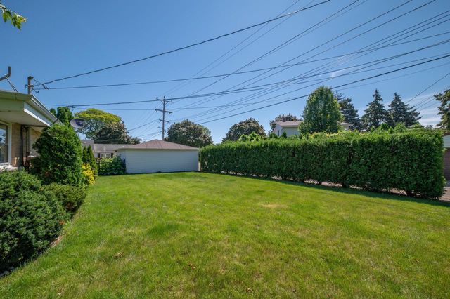 8621 W Grantosa DRIVE, Milwaukee, WI 53225