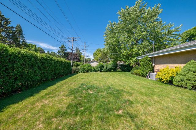 8621 W Grantosa DRIVE, Milwaukee, WI 53225
