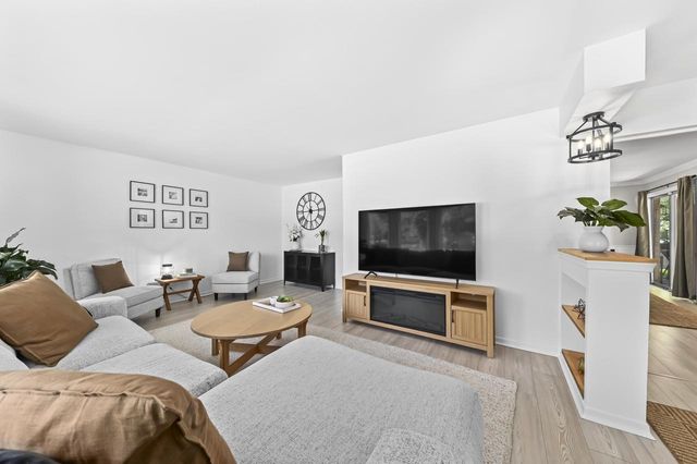 8621 W Grantosa DRIVE, Milwaukee, WI 53225