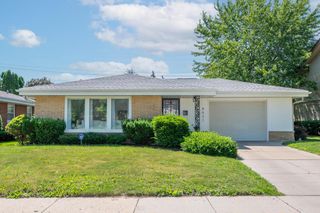 8621 W Grantosa DRIVE, Milwaukee, WI 53225