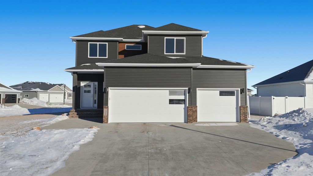 1326 Commander Drive W, West Fargo, ND 58078