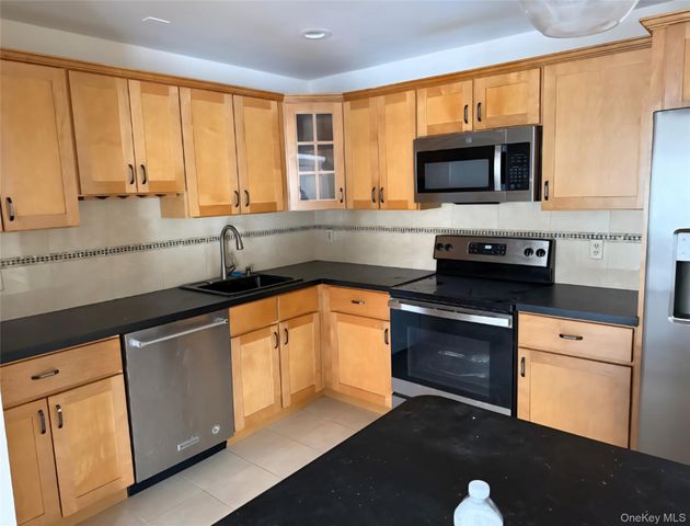 15 Granada Crescent 4, White Plains, NY 10603