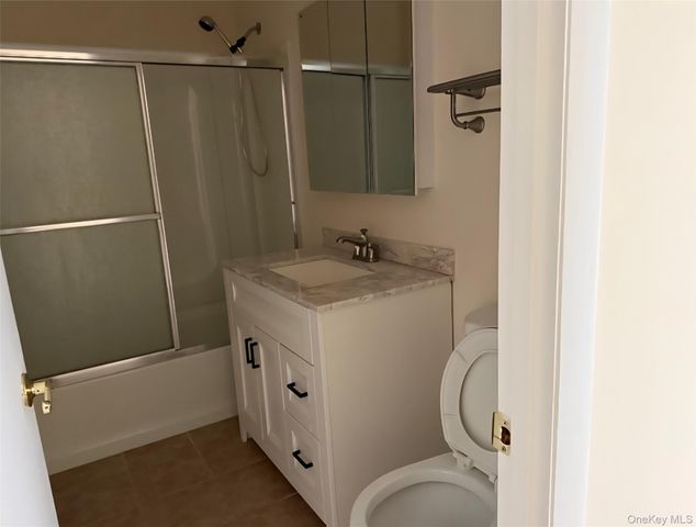 15 Granada Crescent 4, White Plains, NY 10603