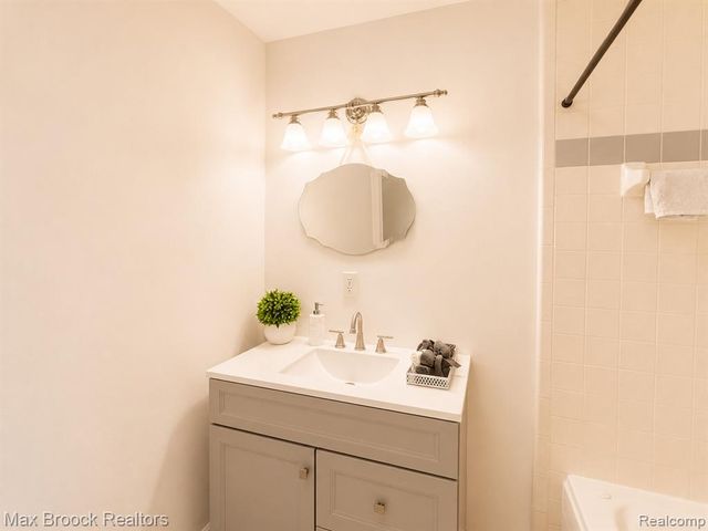 21613 Wallace Drive, Southfield, MI 48075