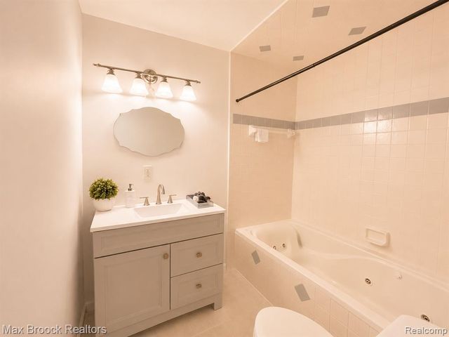 21613 Wallace Drive, Southfield, MI 48075