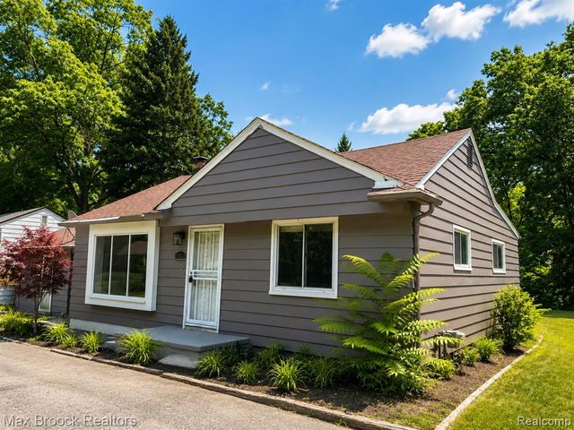 21613 Wallace Drive, Southfield, MI 48075