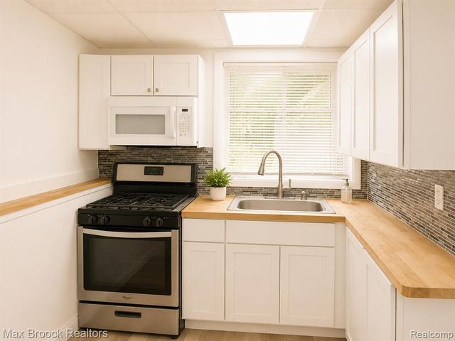 21613 Wallace Drive, Southfield, MI 48075