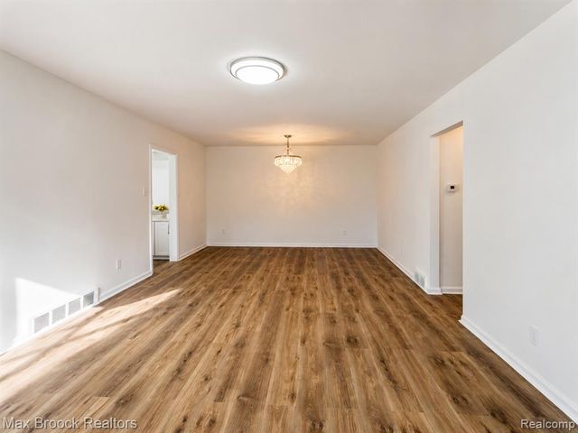 21613 Wallace Drive, Southfield, MI 48075