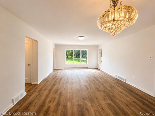 21613 Wallace Drive, Southfield, MI 48075