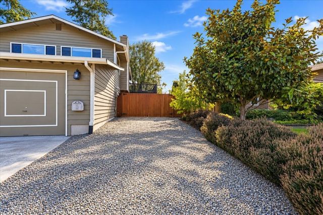 915 S 261st Place, Des Moines, WA 98198