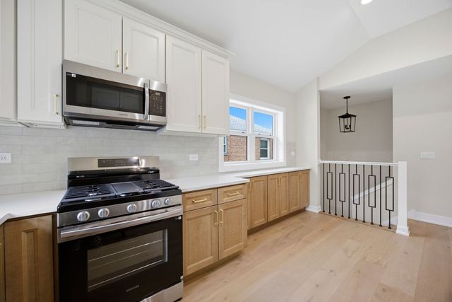 9243 S Francisco Avenue, Evergreen Park, IL 60805