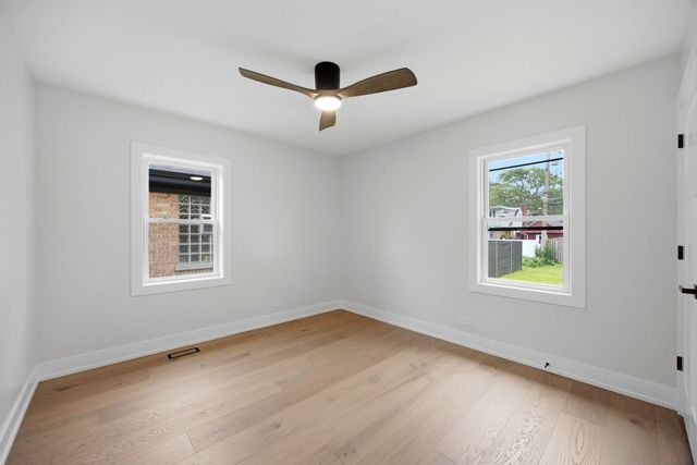 9243 S Francisco Avenue, Evergreen Park, IL 60805