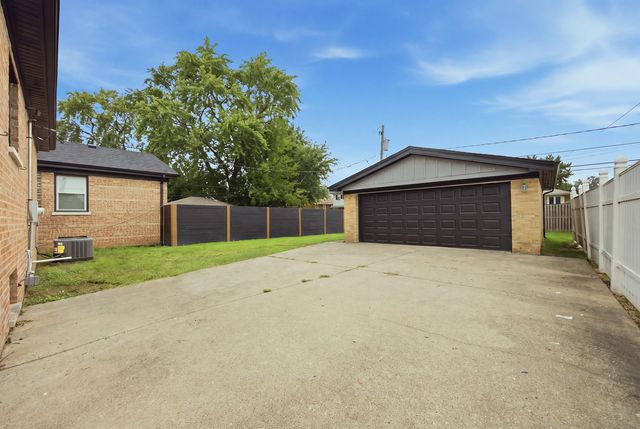 9243 S Francisco Avenue, Evergreen Park, IL 60805