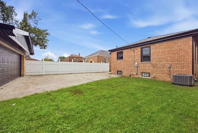 9243 S Francisco Avenue, Evergreen Park, IL 60805