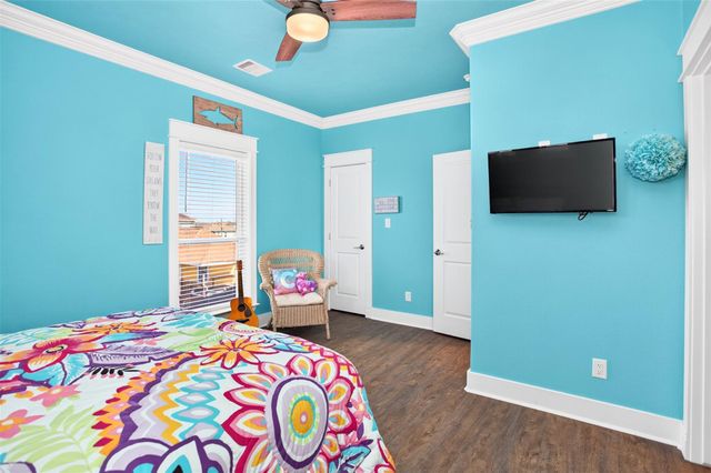 1335 Emerald Drive, Crystal Beach, TX 77650