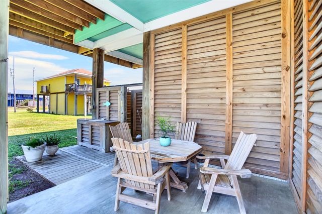 1335 Emerald Drive, Crystal Beach, TX 77650