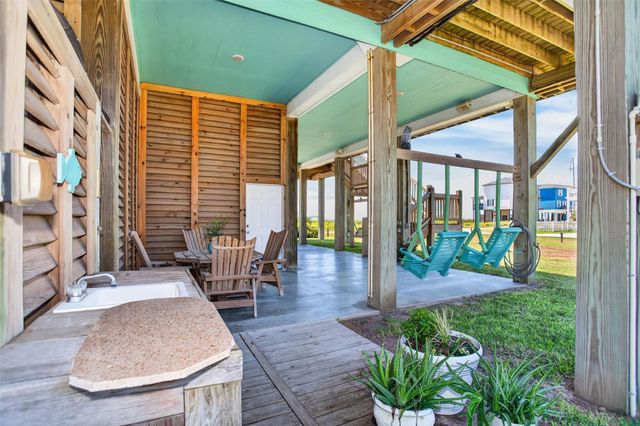 1335 Emerald Drive, Crystal Beach, TX 77650