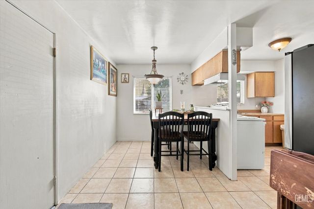 1324 Emery Avenue, Bakersfield, CA 93304