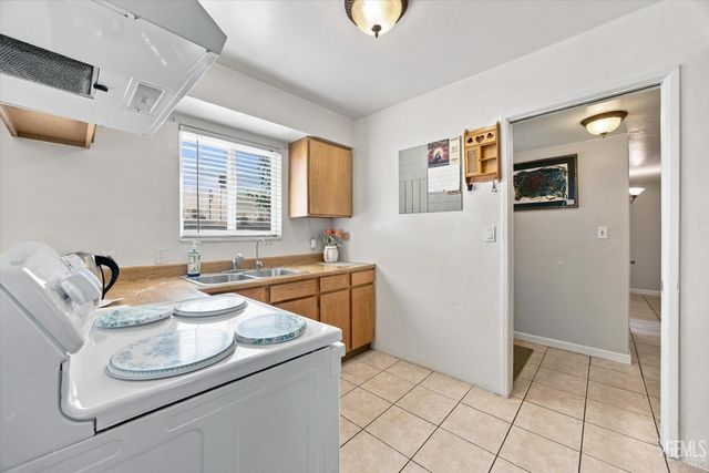 1324 Emery Avenue, Bakersfield, CA 93304