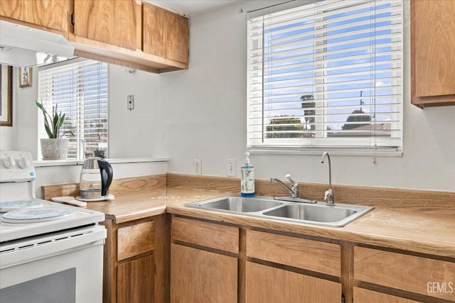 1324 Emery Avenue, Bakersfield, CA 93304