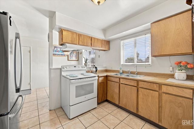 1324 Emery Avenue, Bakersfield, CA 93304