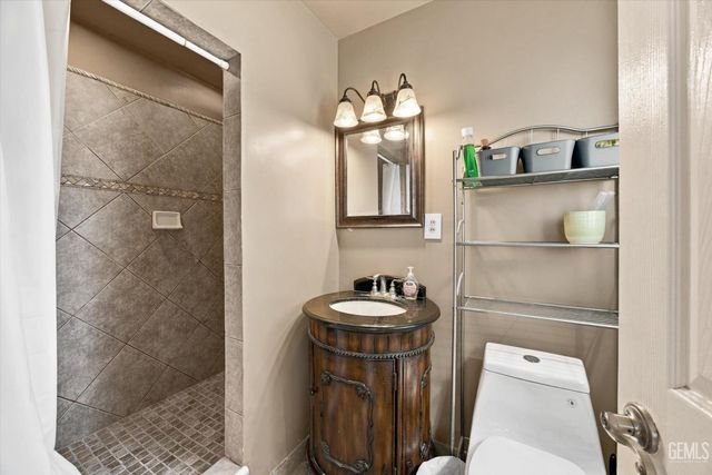 1324 Emery Avenue, Bakersfield, CA 93304