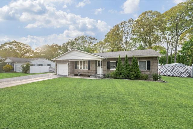 11 Hyde Lane, Coram, NY 11727