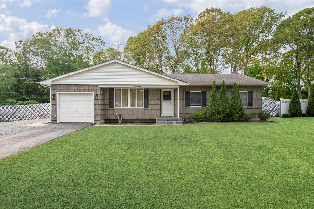11 Hyde Lane, Coram, NY 11727