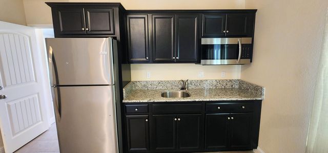 1810 Delft Court, Tulare, CA 93274