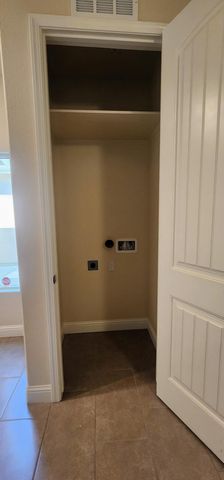 1810 Delft Court, Tulare, CA 93274