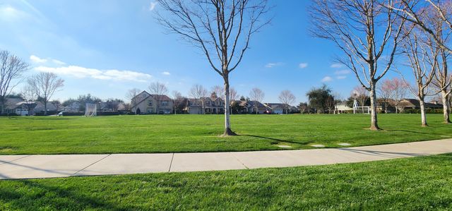 1810 Delft Court, Tulare, CA 93274