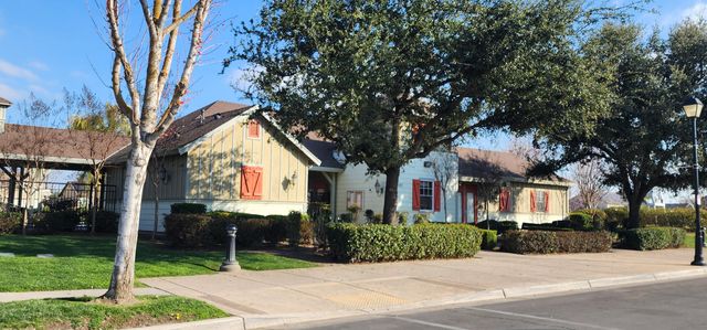 1810 Delft Court, Tulare, CA 93274
