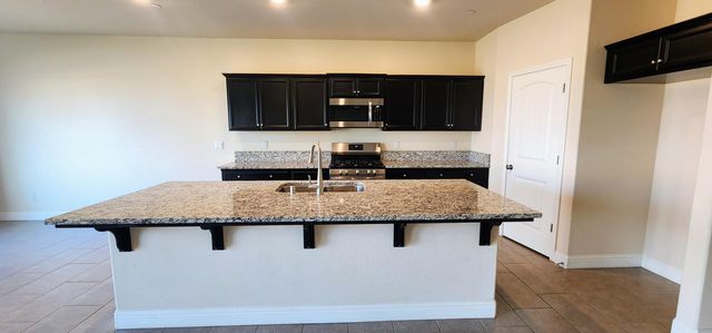 1810 Delft Court, Tulare, CA 93274