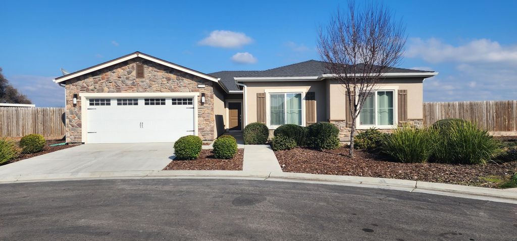 1810 Delft Court, Tulare, CA 93274