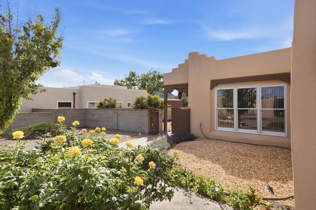 1061 Crestview Drive SW, Los Lunas, NM 87031