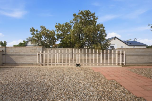 1061 Crestview Drive SW, Los Lunas, NM 87031