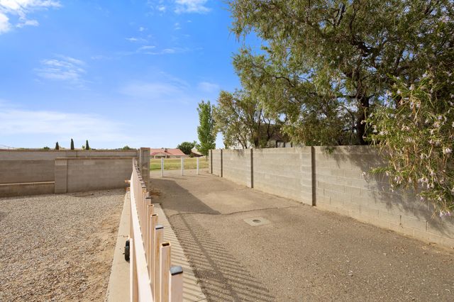 1061 Crestview Drive SW, Los Lunas, NM 87031