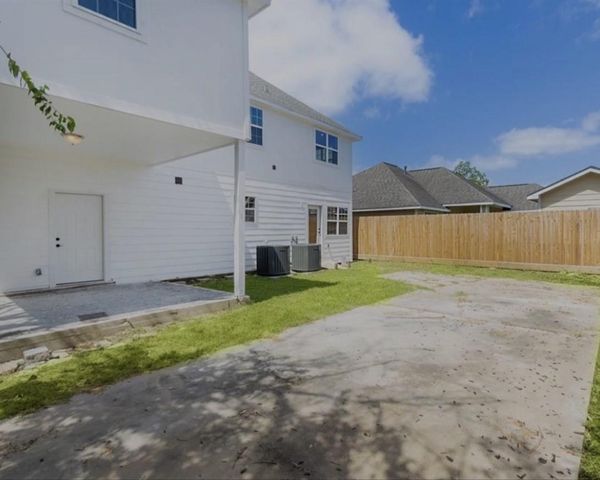 3925 Mckinley Street, Houston, TX 77051