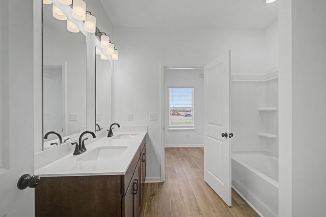 1379 English Oak Dr, Clarksville, TN 37043