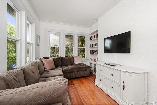 11 DeMott Avenue, Rockville Centre, NY 11570