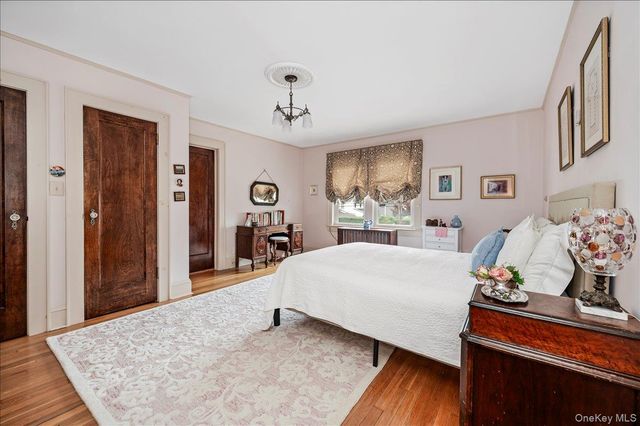 11 DeMott Avenue, Rockville Centre, NY 11570