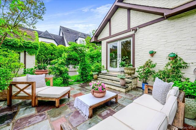 11 DeMott Avenue, Rockville Centre, NY 11570