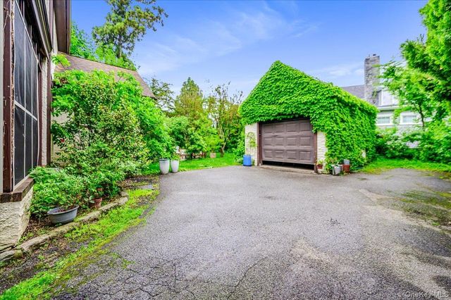 11 DeMott Avenue, Rockville Centre, NY 11570